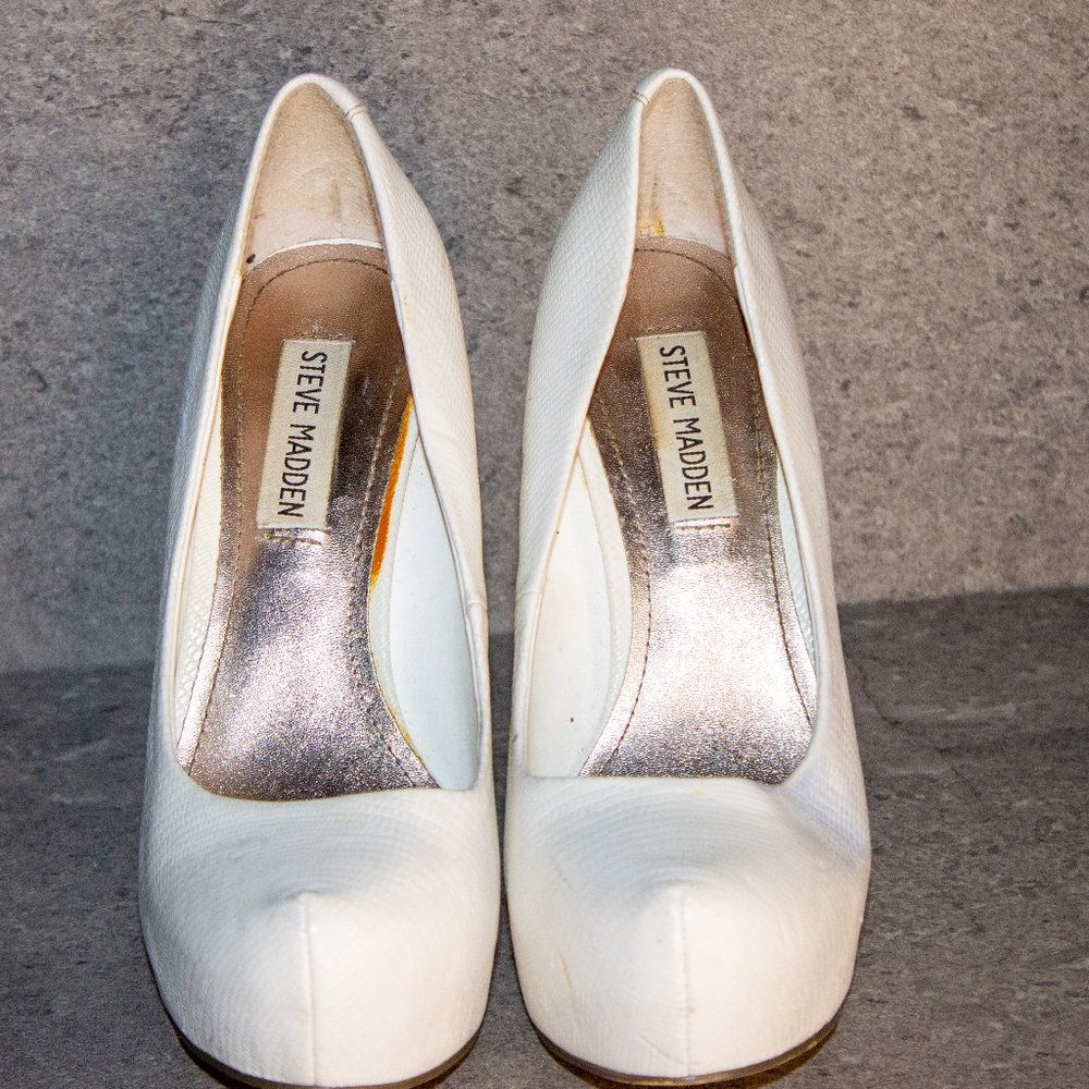 WHITE STEVE MADDEN PUMPS
